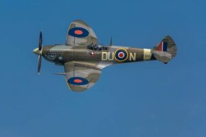 Avión Spitfire en pleno vuelo
