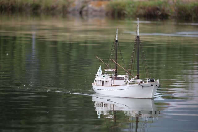 Modelo de modelismo naval navegando